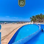 Oceanfron 4 Bedroom Condo - Beach - Wyndham Pool