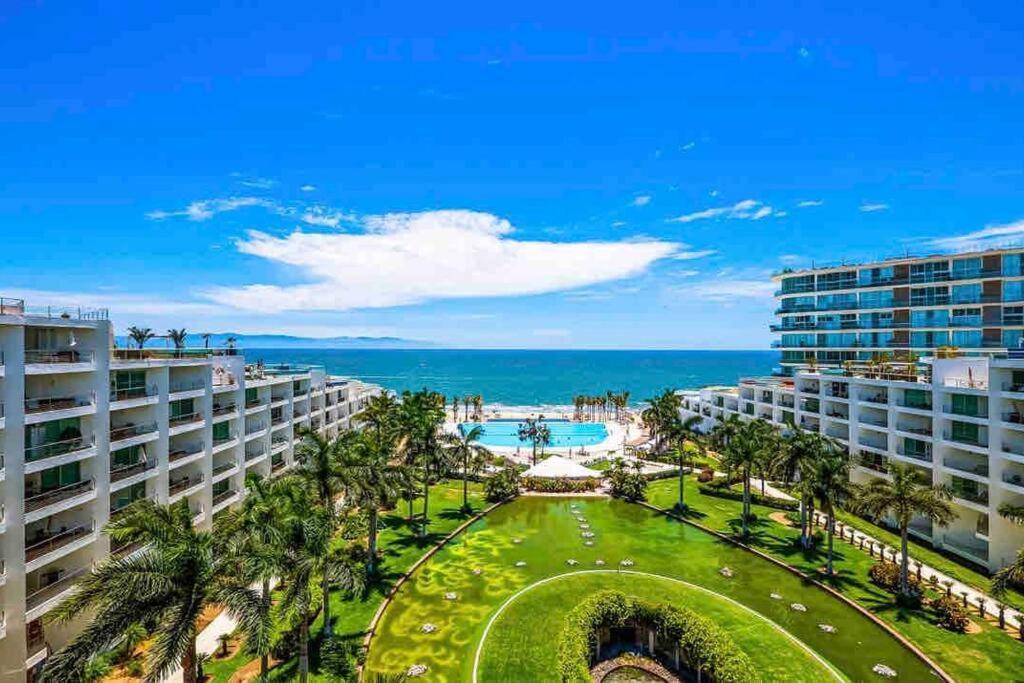 Apartment ~beach Front~stunning Views~free Airport Transport *