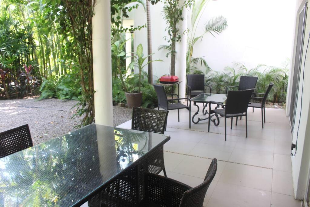 Villa Gardens, Front