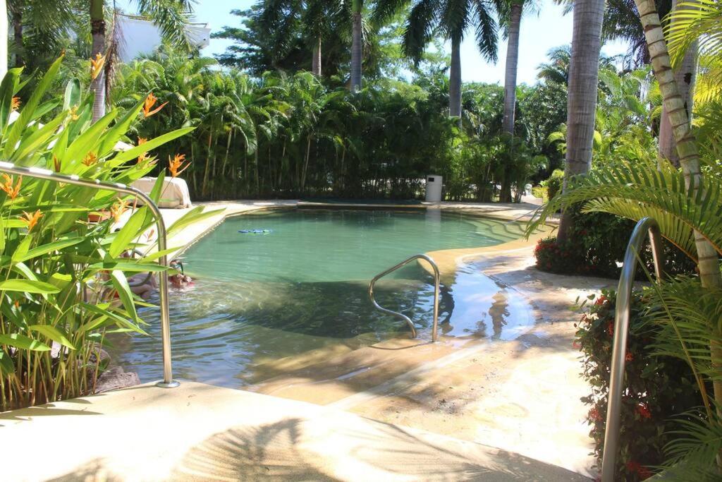 Villa Gardens, Front *