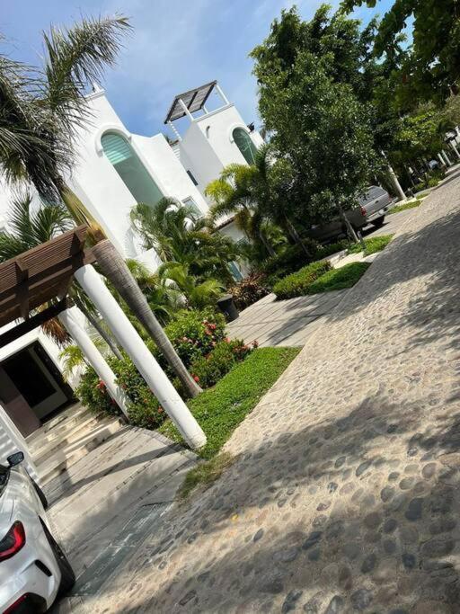 Gardens, Front