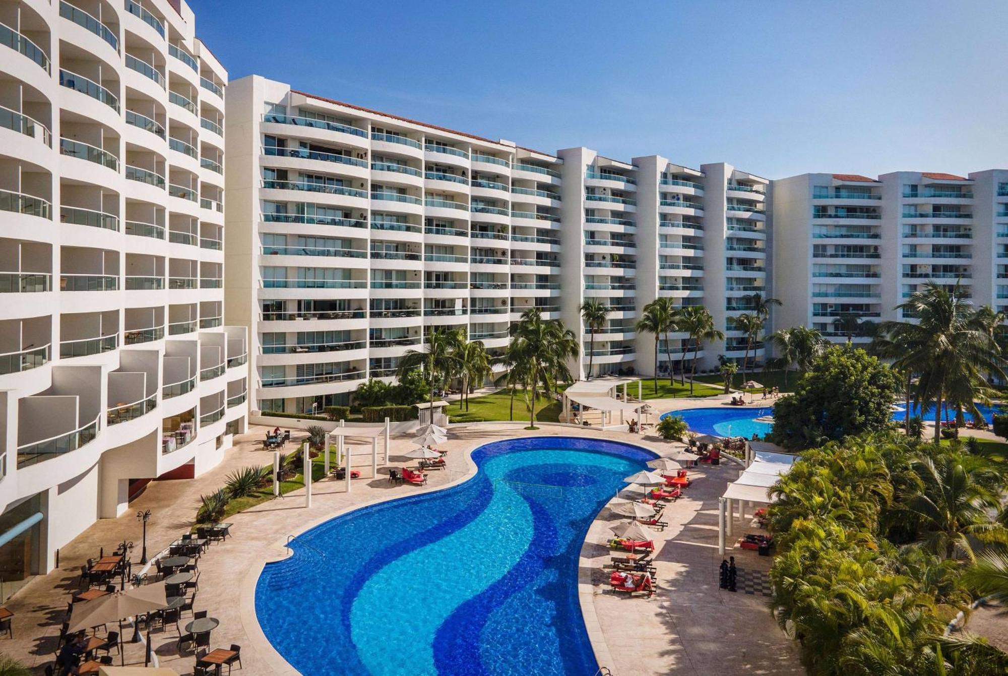 Wyndham Alltra Vallarta, Resort