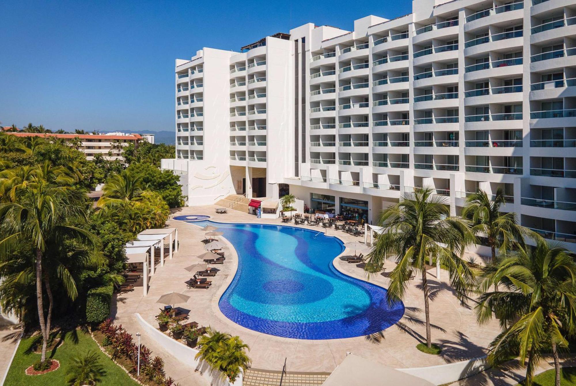 Wyndham Alltra Vallarta, Resort
