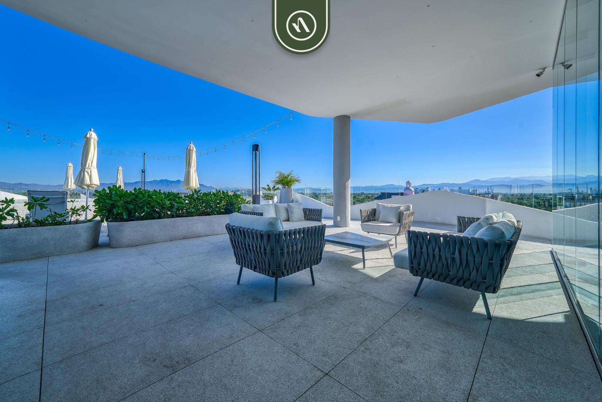 2br With Rooftop Pool -