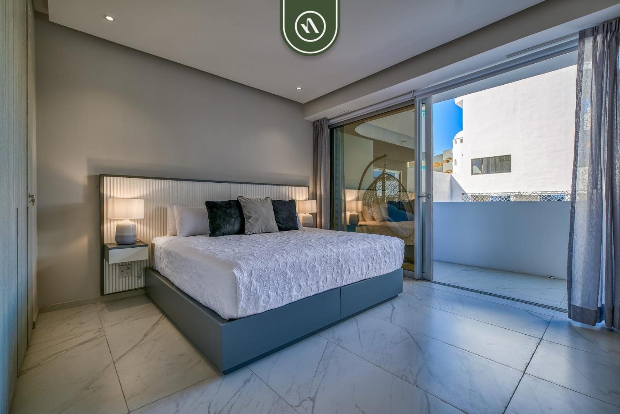 2br With Rooftop Pool -