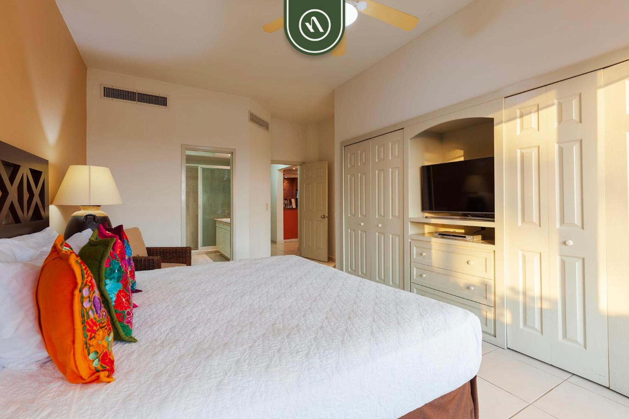 Mexican Styled 2 Bedroom - Beachfront - Pool