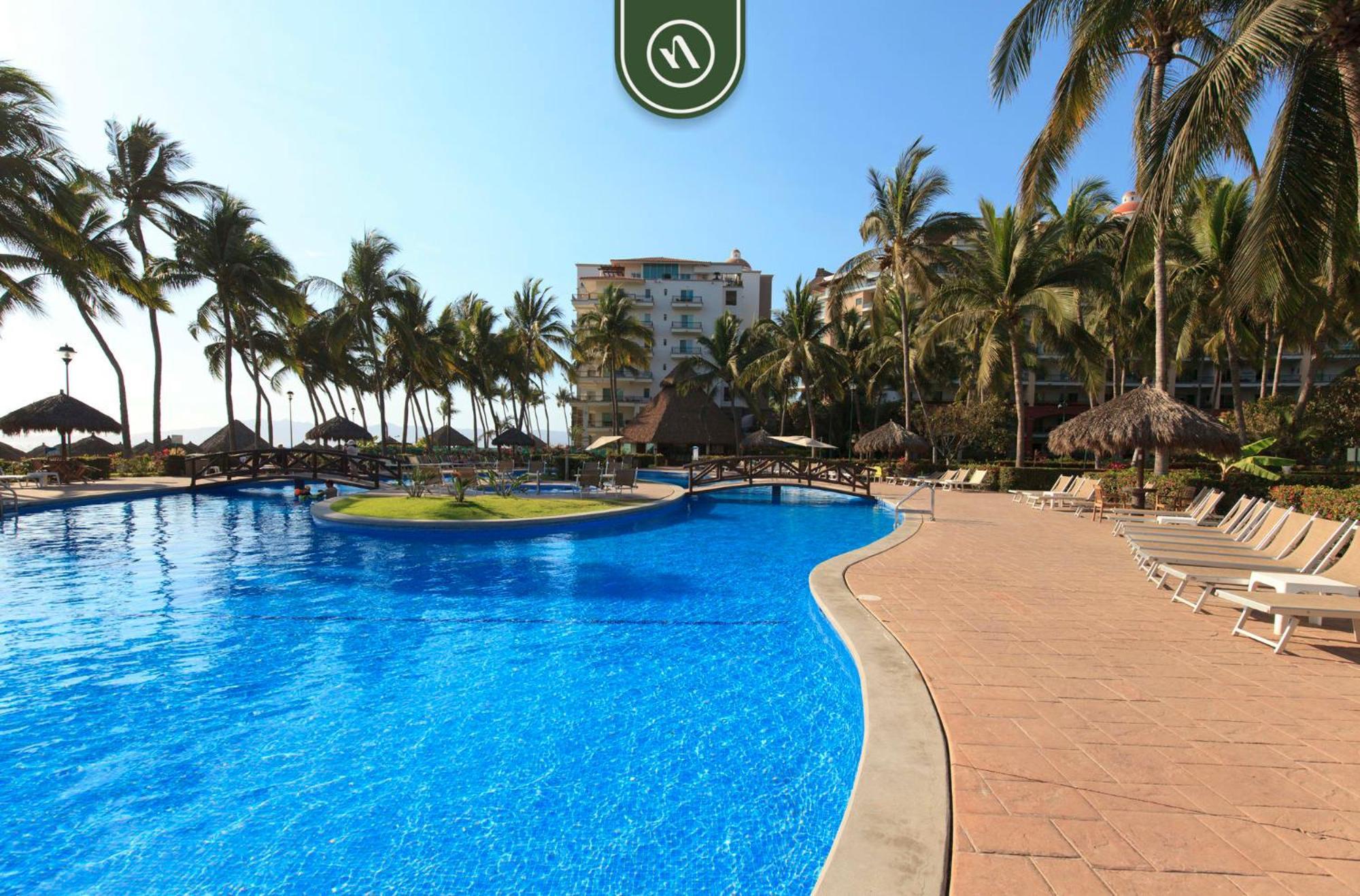 Mexican Styled 2 Bedroom - Beachfront - Pool