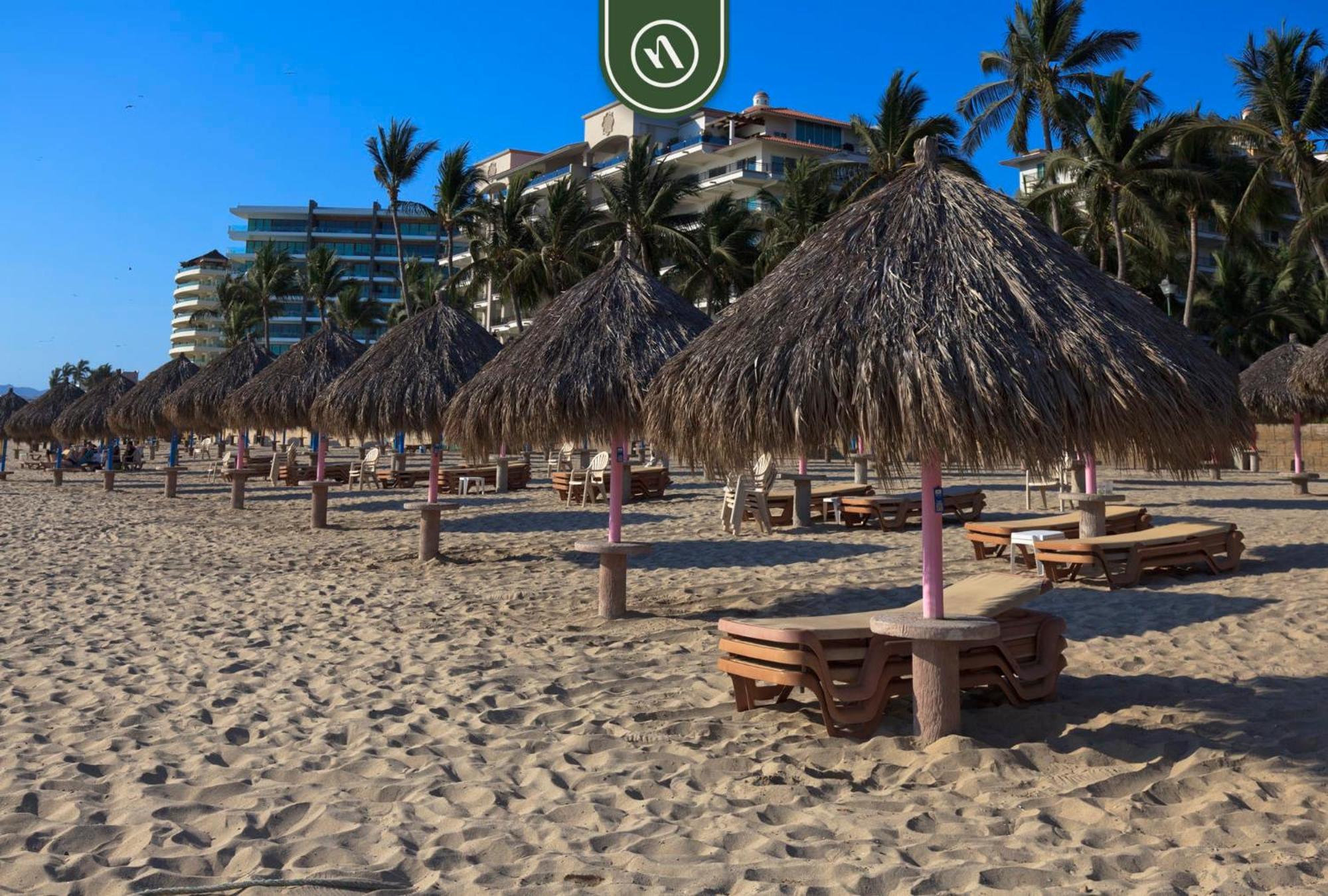 Mexican Styled 2 Bedroom - Beachfront - Pool Nuevo Vallarta