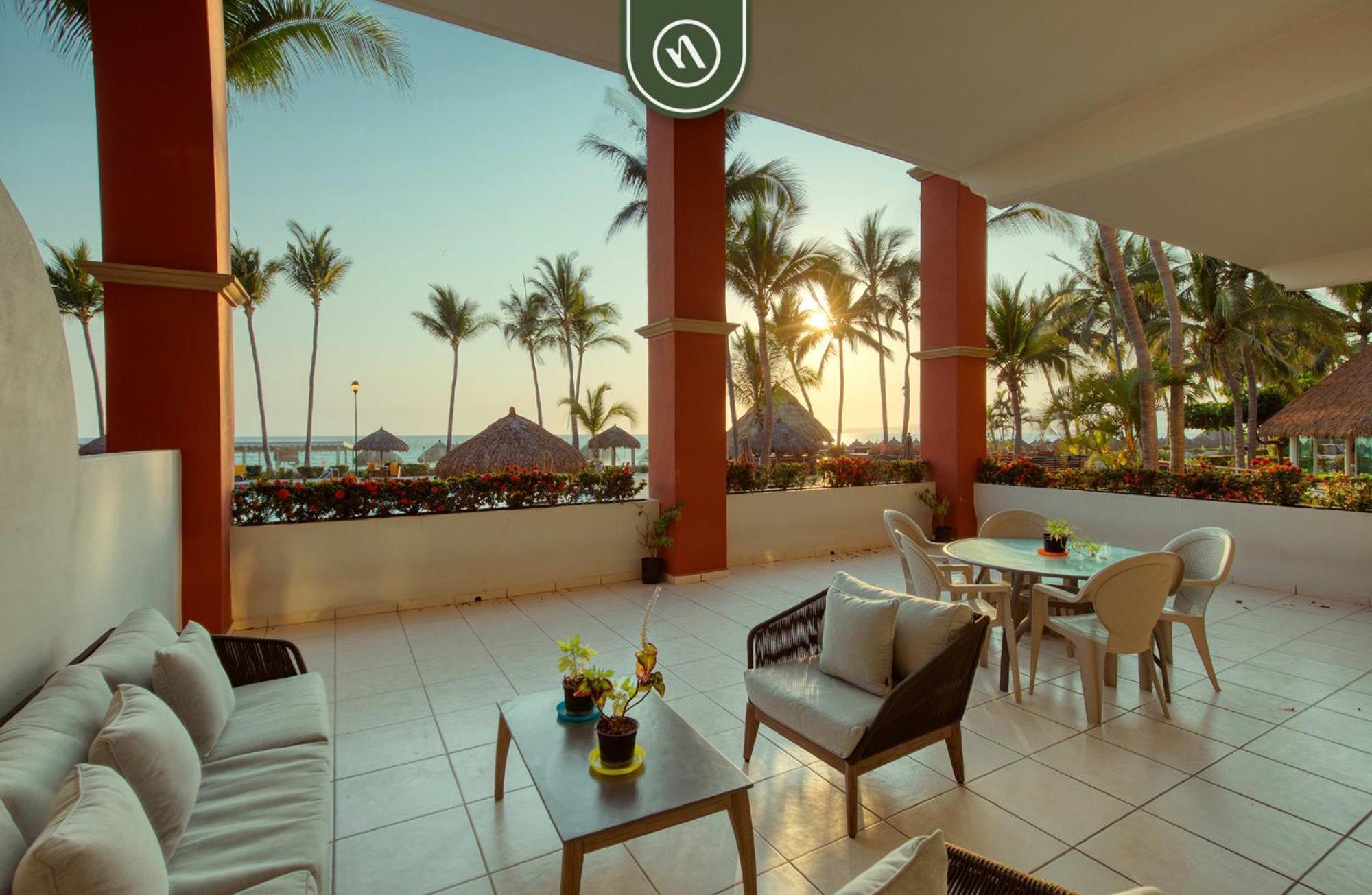 Mexican Styled 2 Bedroom - Beachfront - Pool