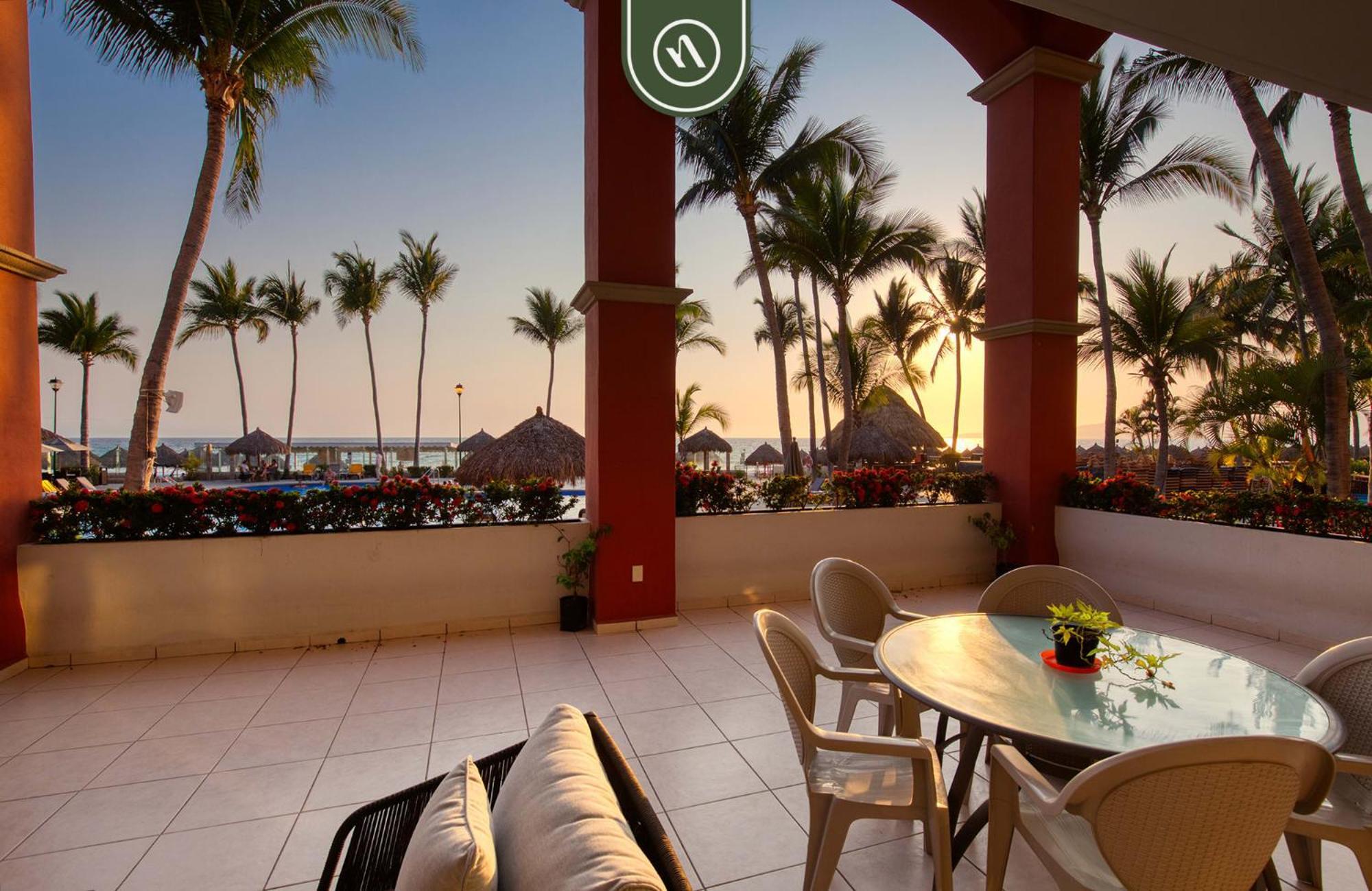 Mexican Styled 2 Bedroom - Beachfront - Pool Apartamento