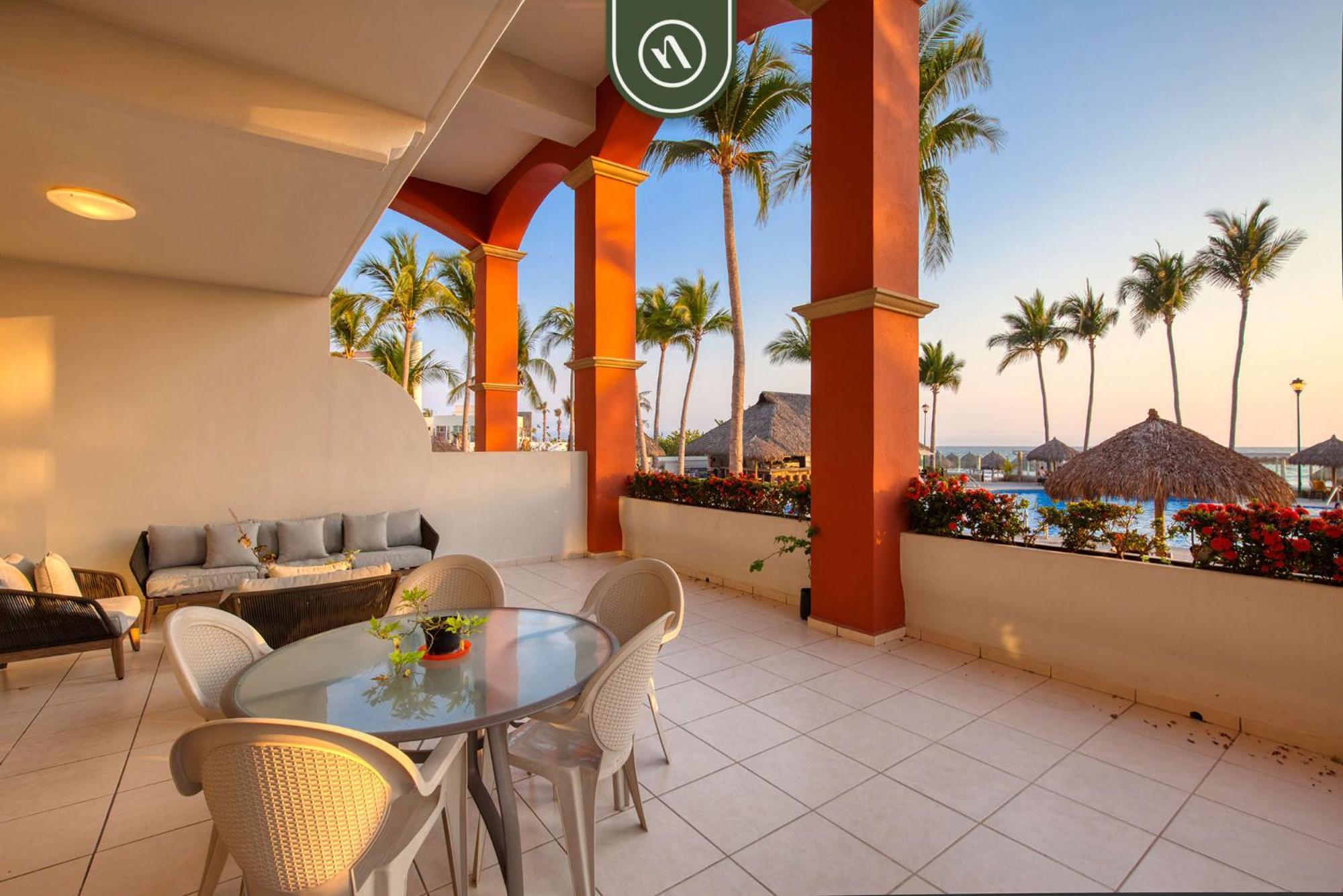Mexican Styled 2 Bedroom - Beachfront - Pool Apartamento *