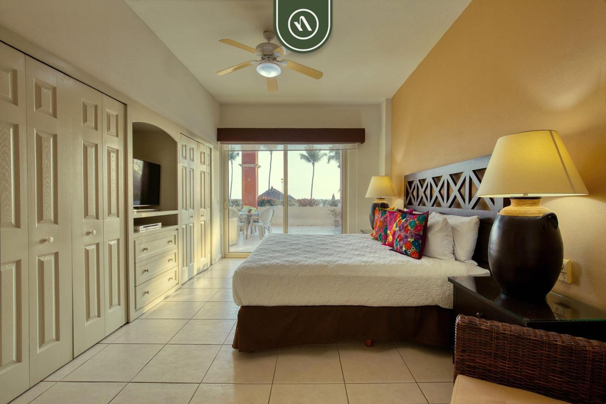 Mexican Styled 2 Bedroom - Beachfront - Pool *