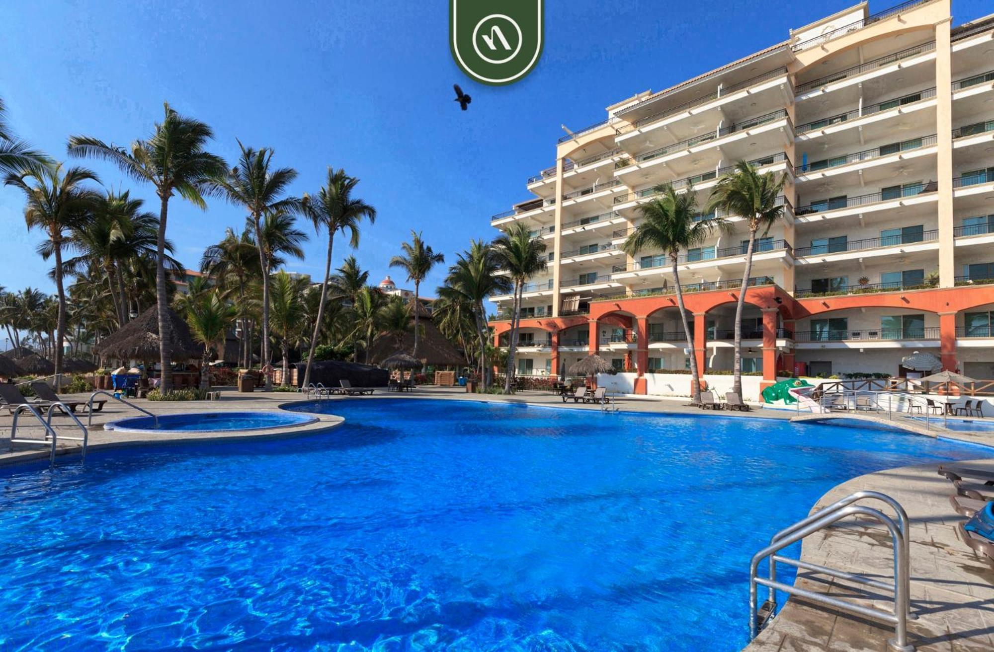 Mexican Styled 2 Bedroom - Beachfront - Pool *