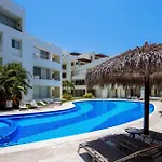 Tropical Beachfront Private Balcony And Bbq Pool