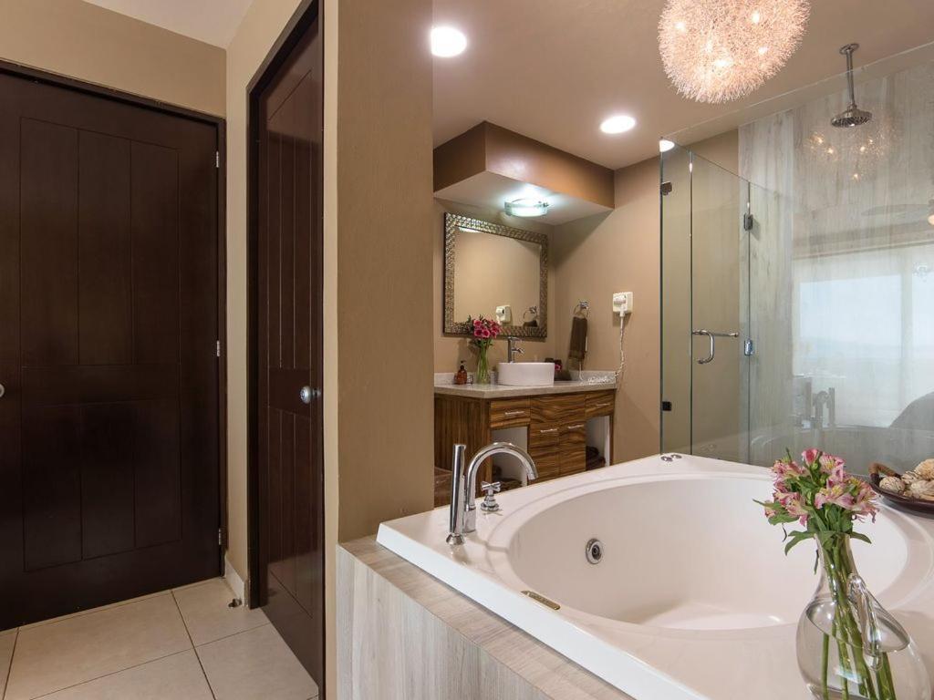Modern- Renovated- Breathtaking 6th Floor- 3 Bedrooms Magna Сasa de vacaciones *