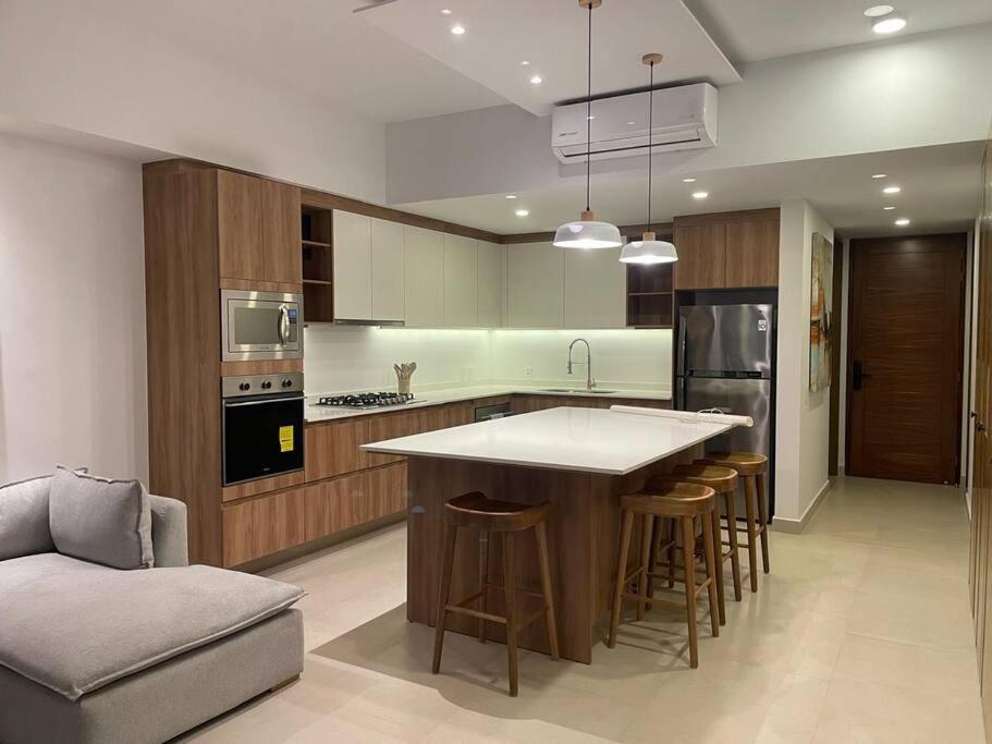 Moderno Departamento Con Vistas A Canal Y Campo De Golf Apartamento