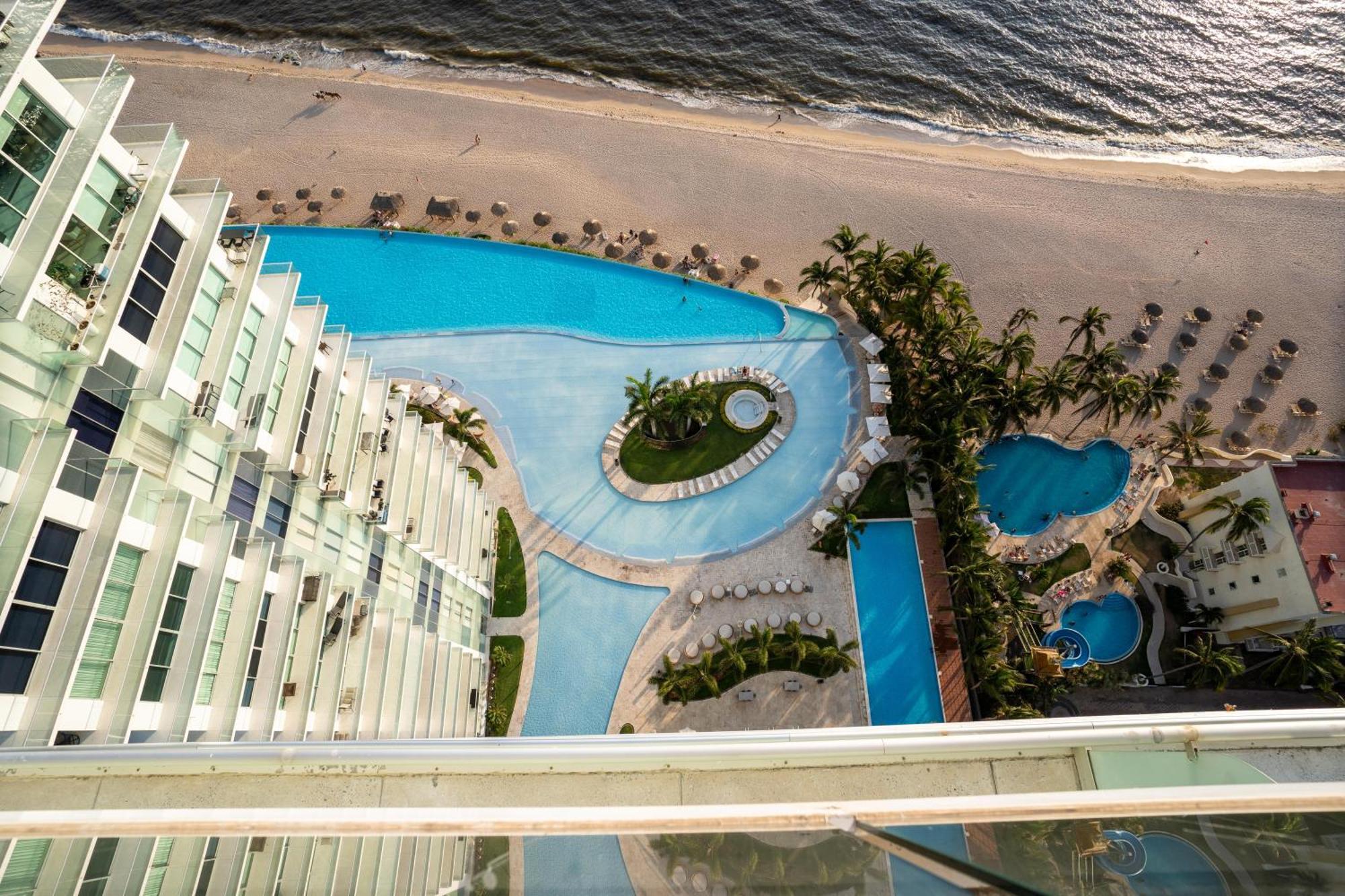 Peninsula Puerto Vallarta *