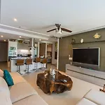 An Iconic Beachfront Apartment- Peninsula Resort