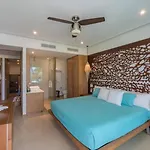 An Iconic Beachfront Apartment- Peninsula Resort