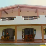Casa De Los Abuelos Con Jardin Y Vista Al Canal
