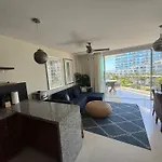 Súper Ubicado y Cómodo Departamento Frente al Mar con 2 Terrazas, Albercas y otras Amenidades