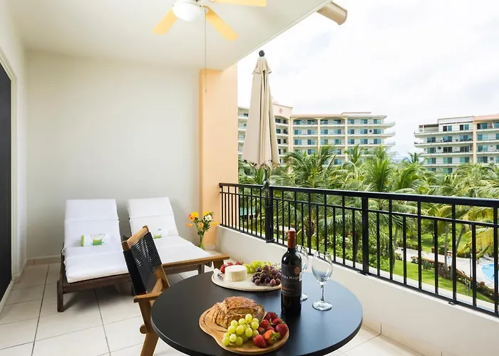 Perfect Getaway For Two! Wonderful & Bright Loft, Spacious Balcony Overlooking The Pool Beachfront Resort