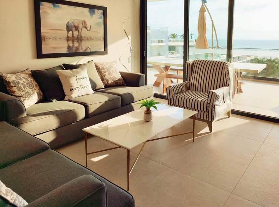 Apartamento ~beach Front~stunning Views~free Airport Transport *