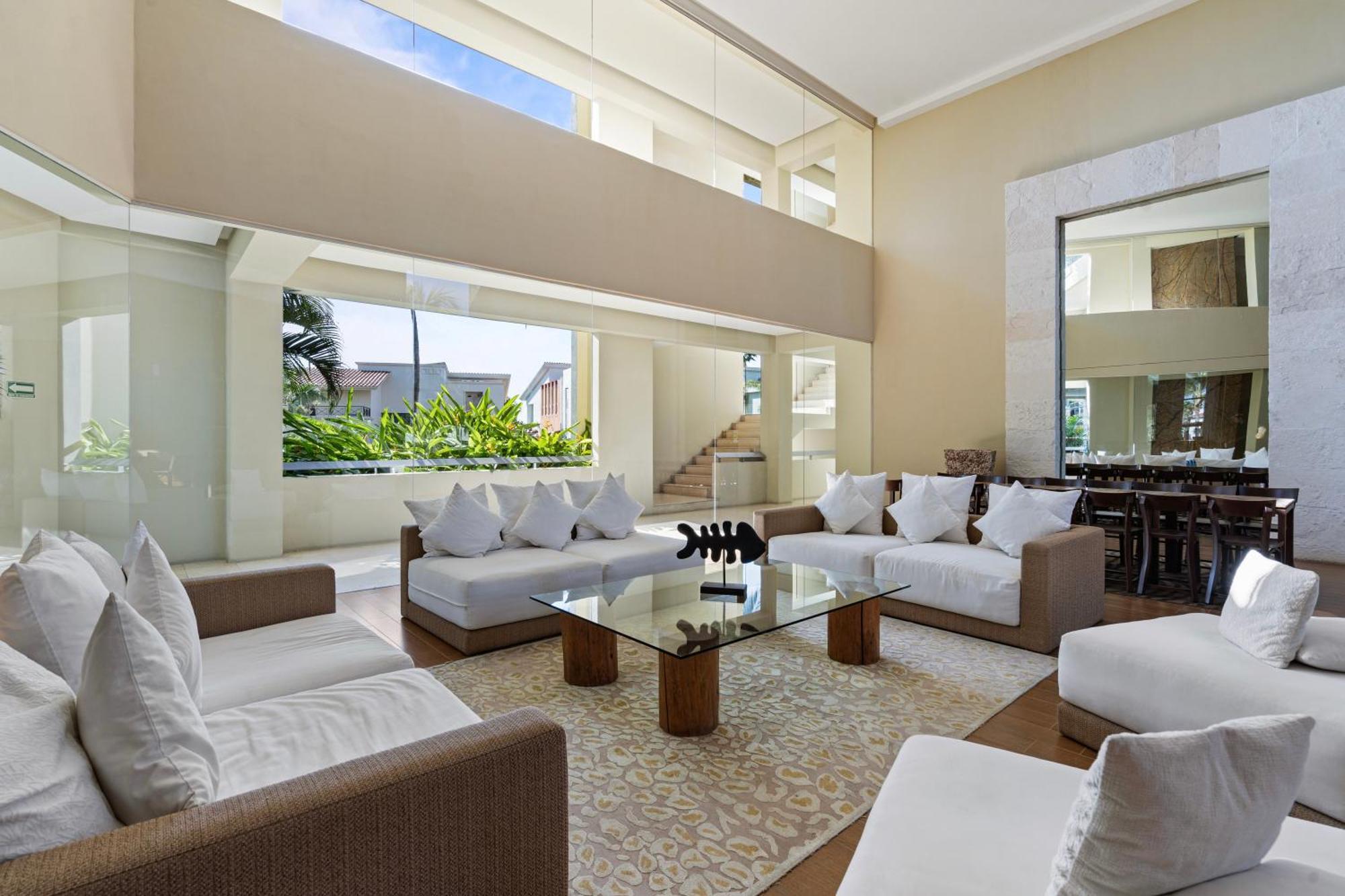 Stylish Peninsula Golf 3br Oasis With Pool
