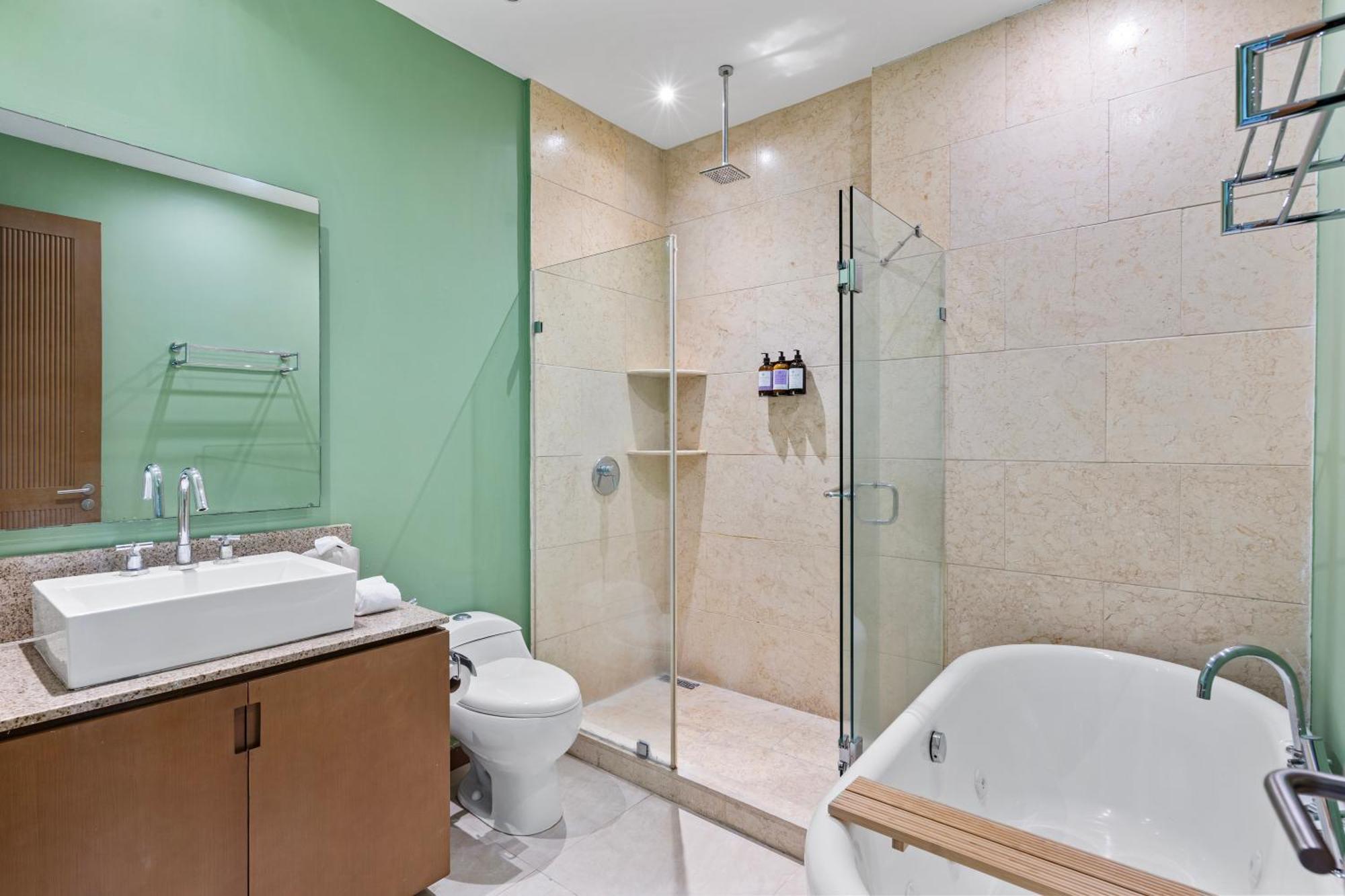 Stylish Peninsula Golf 3br Oasis With Pool *