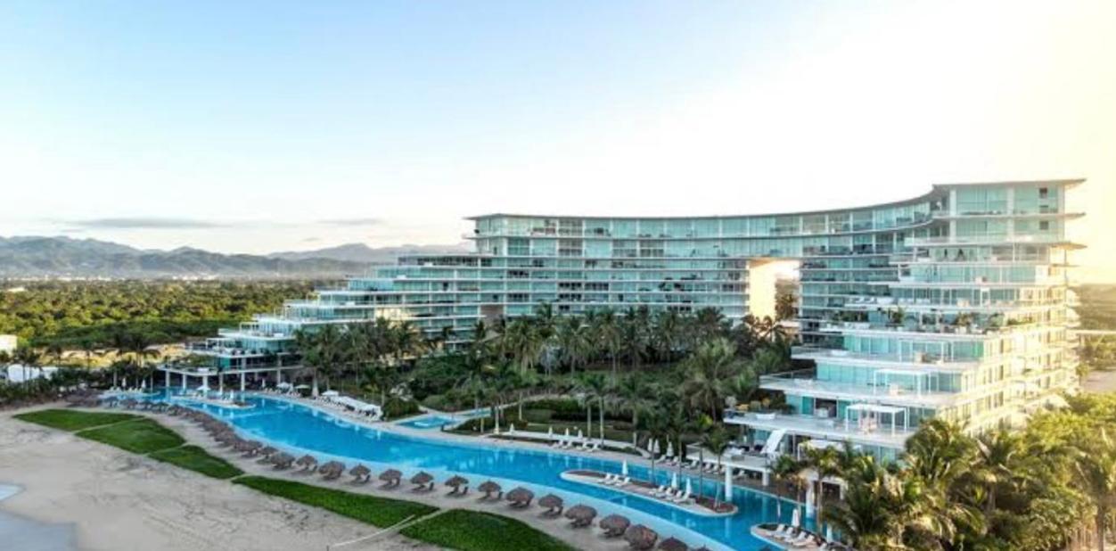 An Iconic Beachfront Apartment- Peninsula