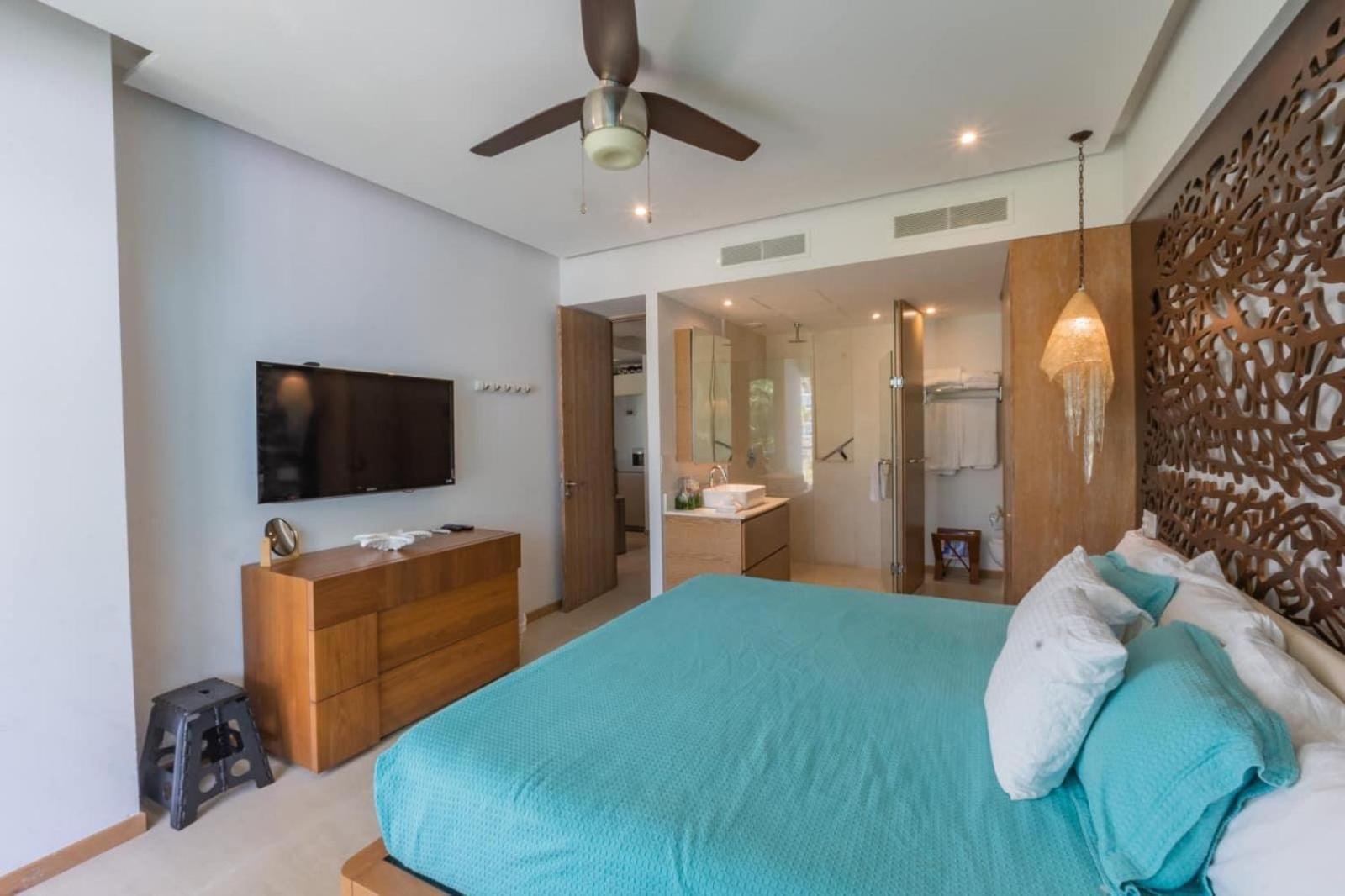 An Iconic Beachfront Apartment- Peninsula *