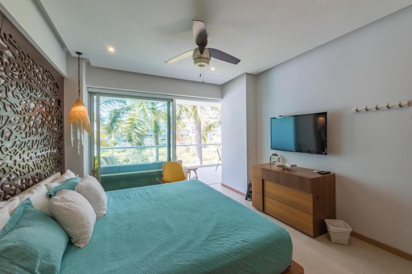 An Iconic Beachfront Apartment- Peninsula *