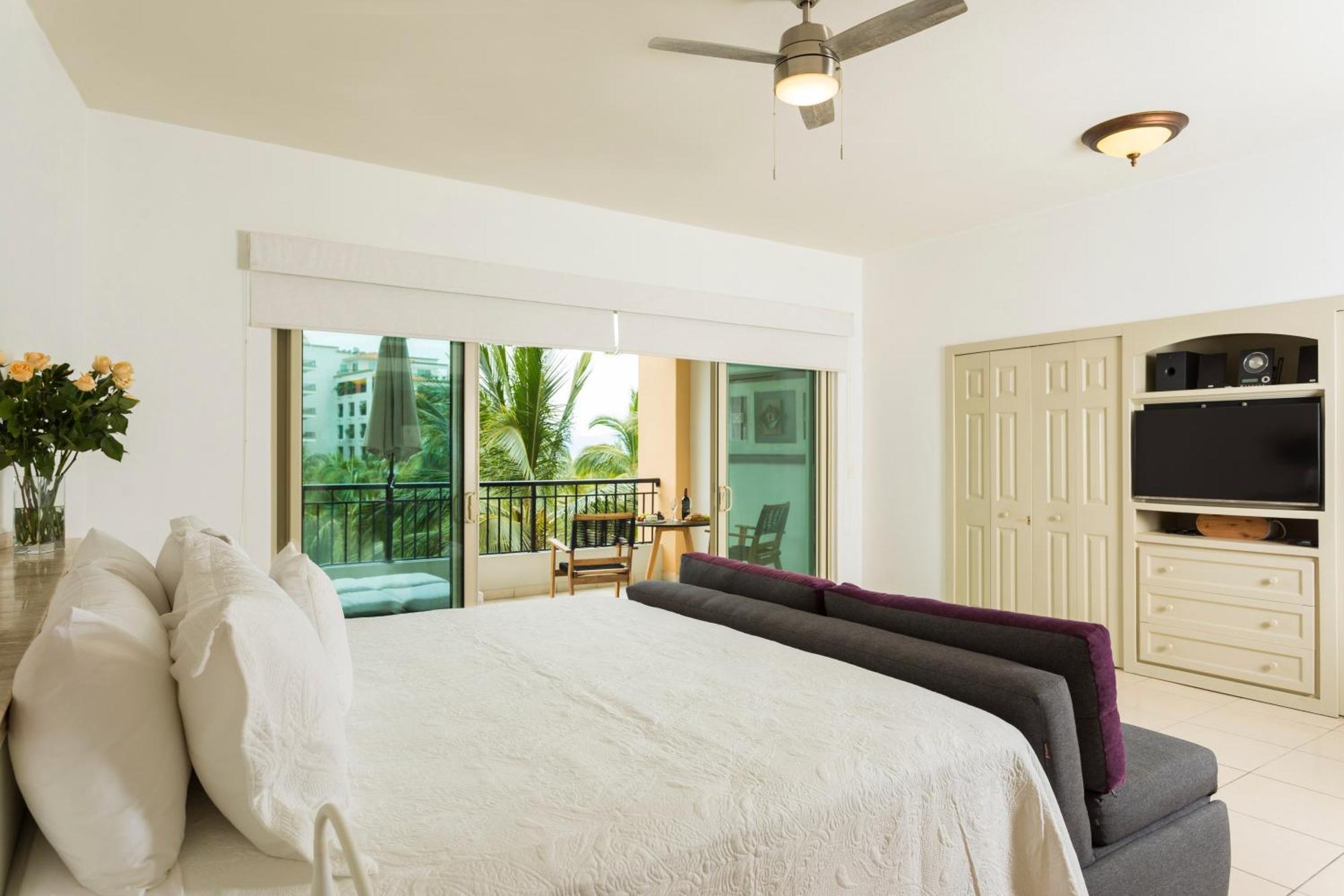 Perfect Getaway For Two! Wonderful & Bright Loft, Spacious Balcony Overlooking The Pool Beachfront *