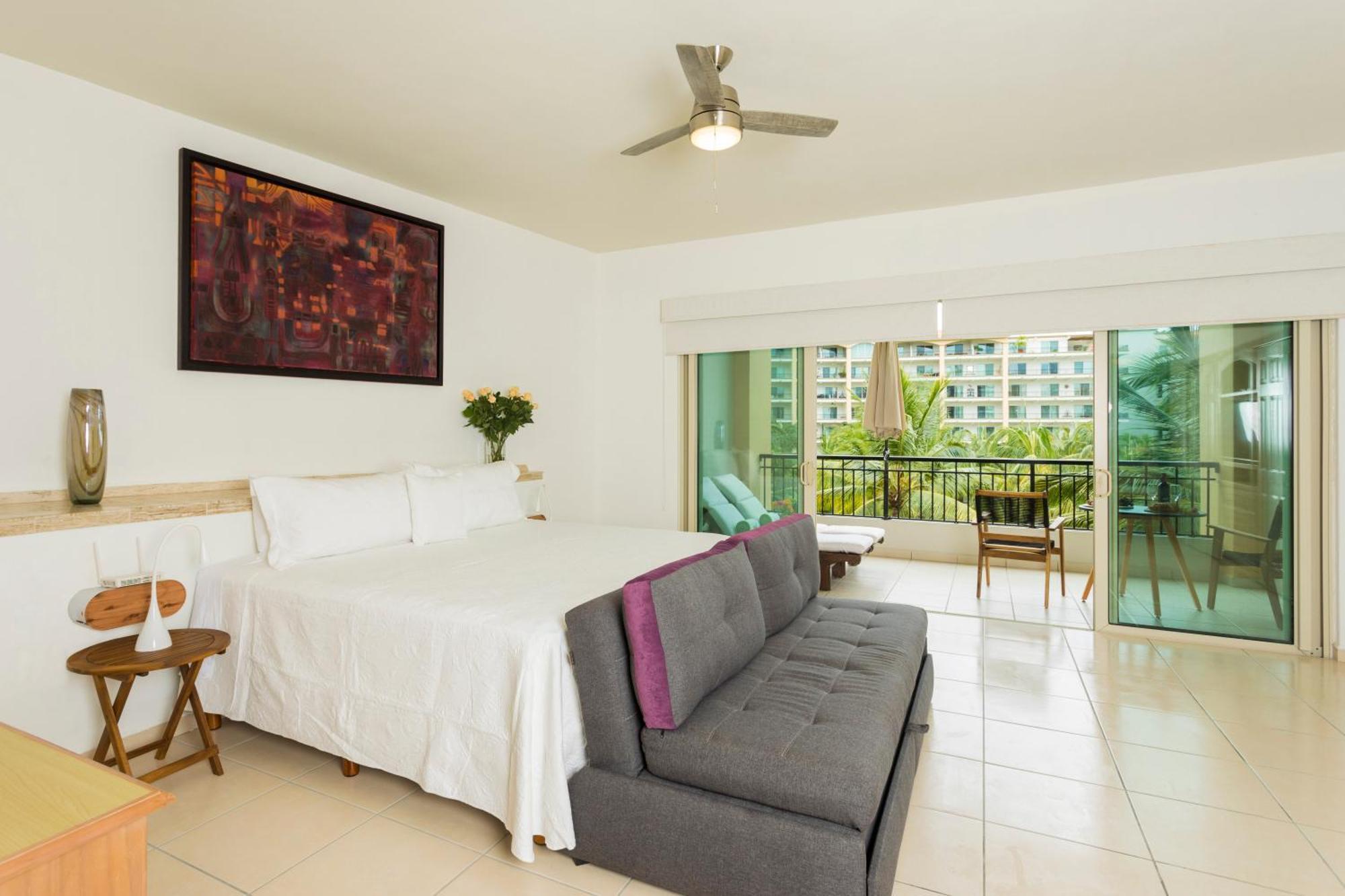 Perfect Getaway For Two! Wonderful & Bright Loft, Spacious Balcony Overlooking The Pool Beachfront Apartamento *
