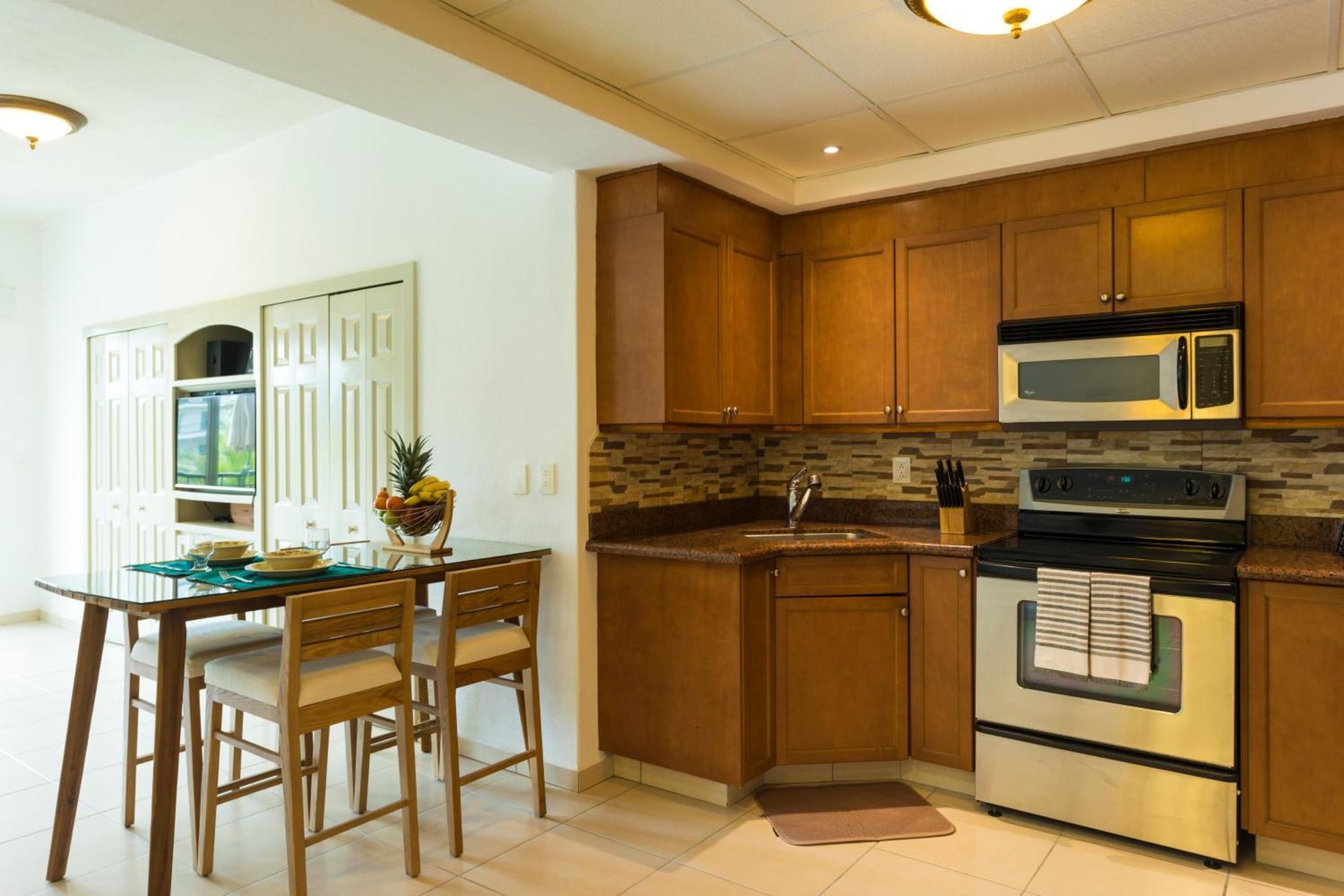 Perfect Getaway For Two! Wonderful & Bright Loft, Spacious Balcony Overlooking The Pool Beachfront Apartamento