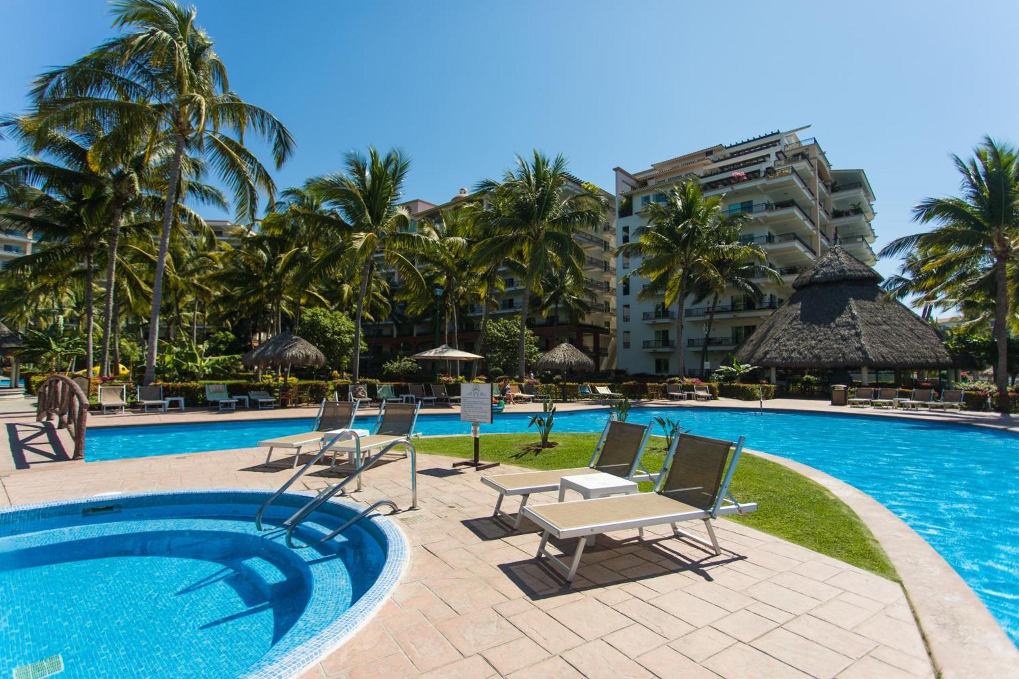 Perfect Getaway For Two! Wonderful & Bright Loft, Spacious Balcony Overlooking The Pool Beachfront Apartamento
