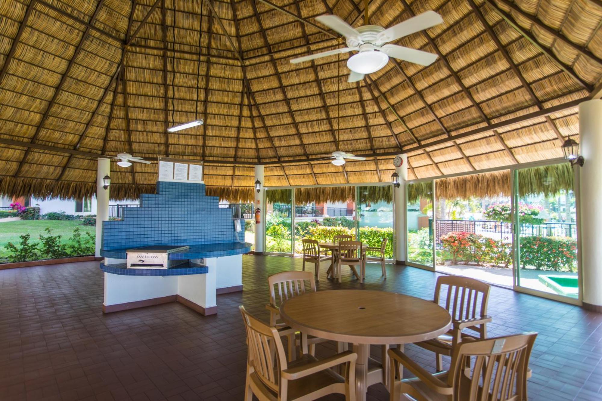 Apartamento Perfect Getaway For Two! Wonderful & Bright Loft, Spacious Balcony Overlooking The Pool Beachfront