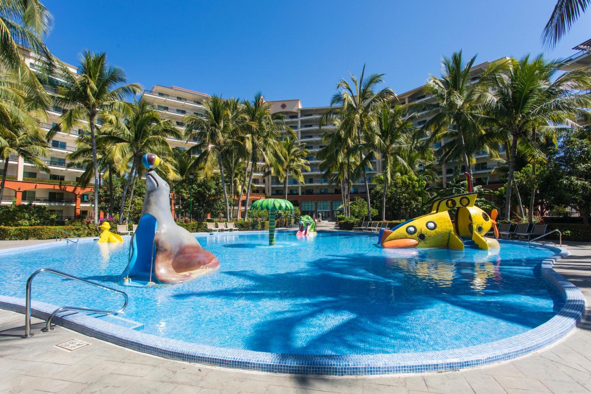Perfect Getaway For Two! Wonderful & Bright Loft, Spacious Balcony Overlooking The Pool Beachfront Apartamento Nuevo Vallarta