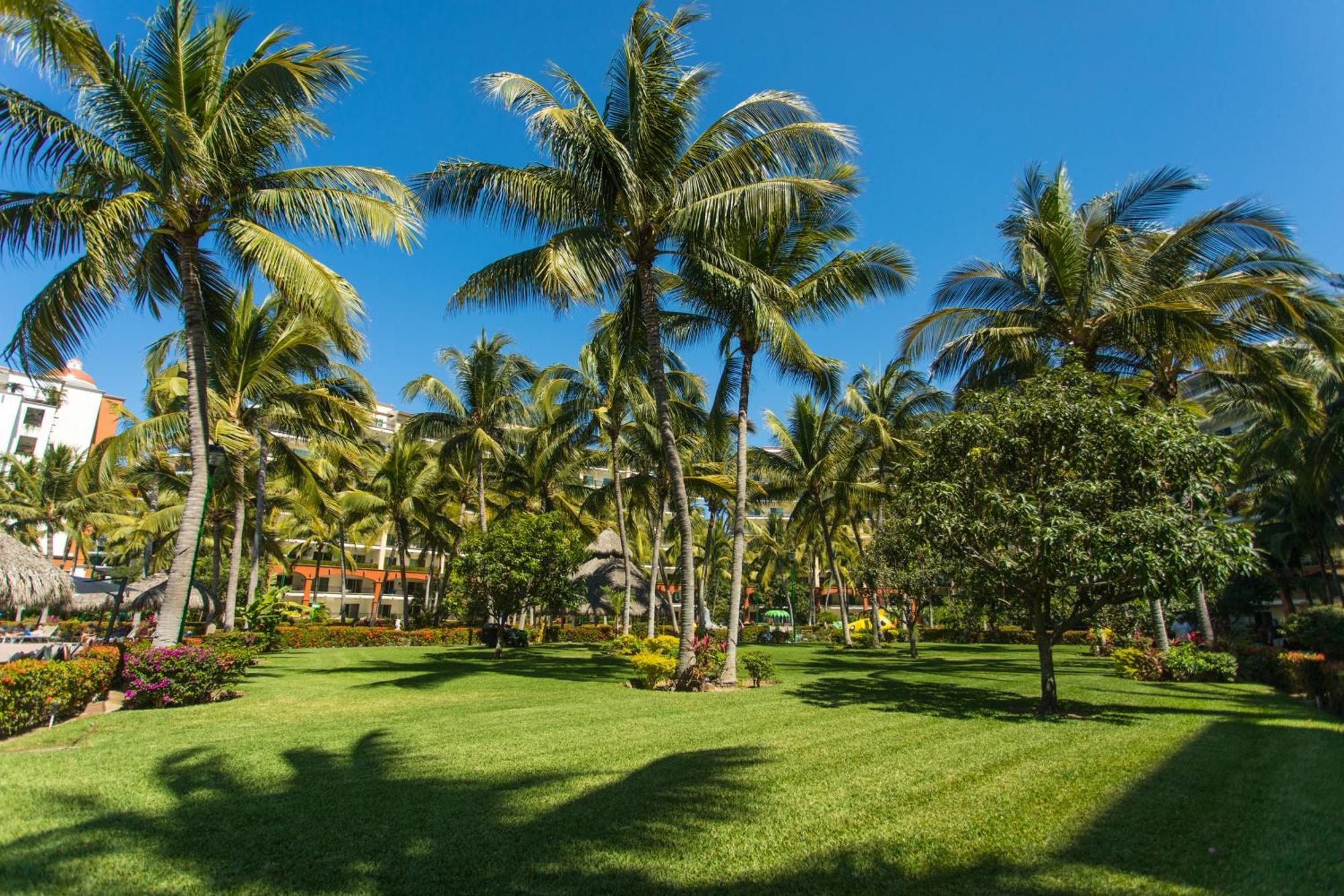 Perfect Getaway For Two! Wonderful & Bright Loft, Spacious Balcony Overlooking The Pool Beachfront *