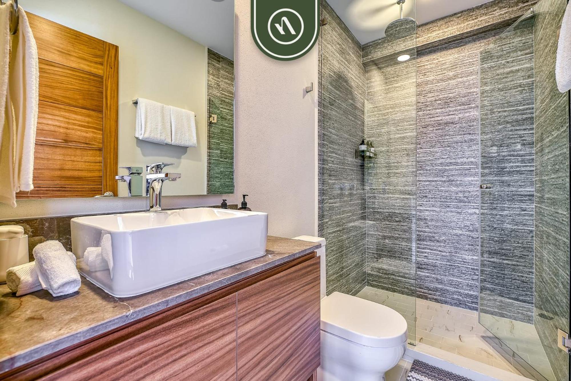New 2 Bedroom One Street From - Pool - Gym Apartamento *