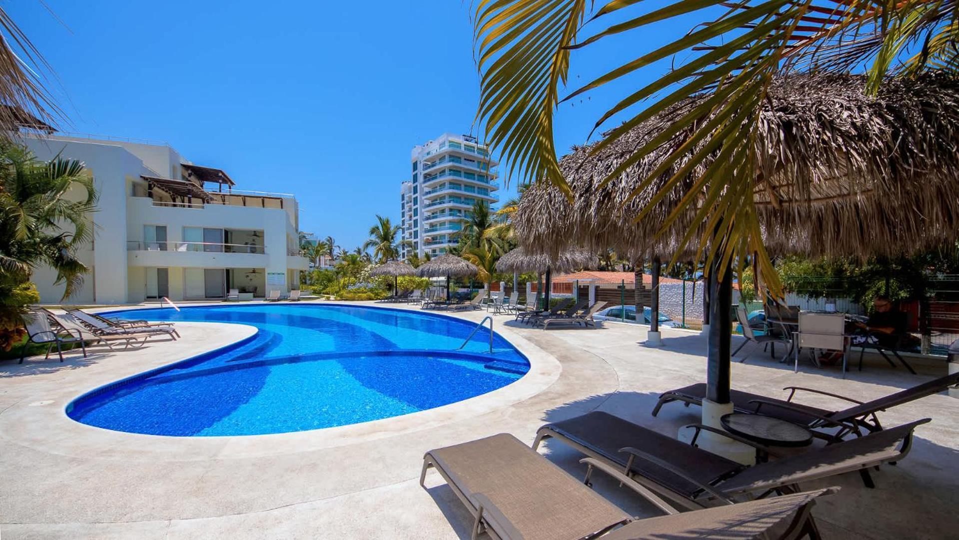 Tropical Beachfront Private Balcony And Bbq Pool Apartment
