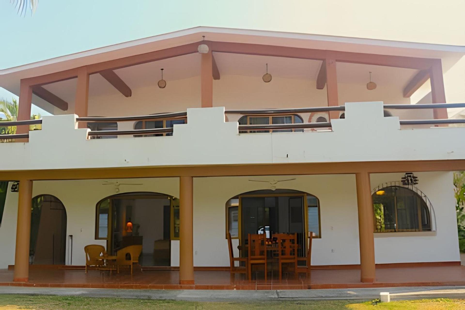 Casa De Abuelos Con Jardin Y Vista Al Canal