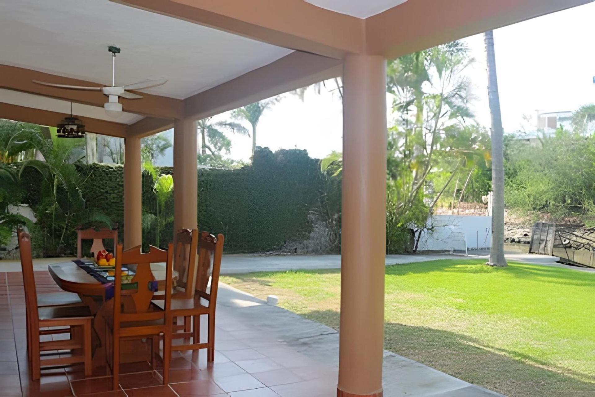 Casa De Abuelos Con Jardin Y Vista Al Canal
