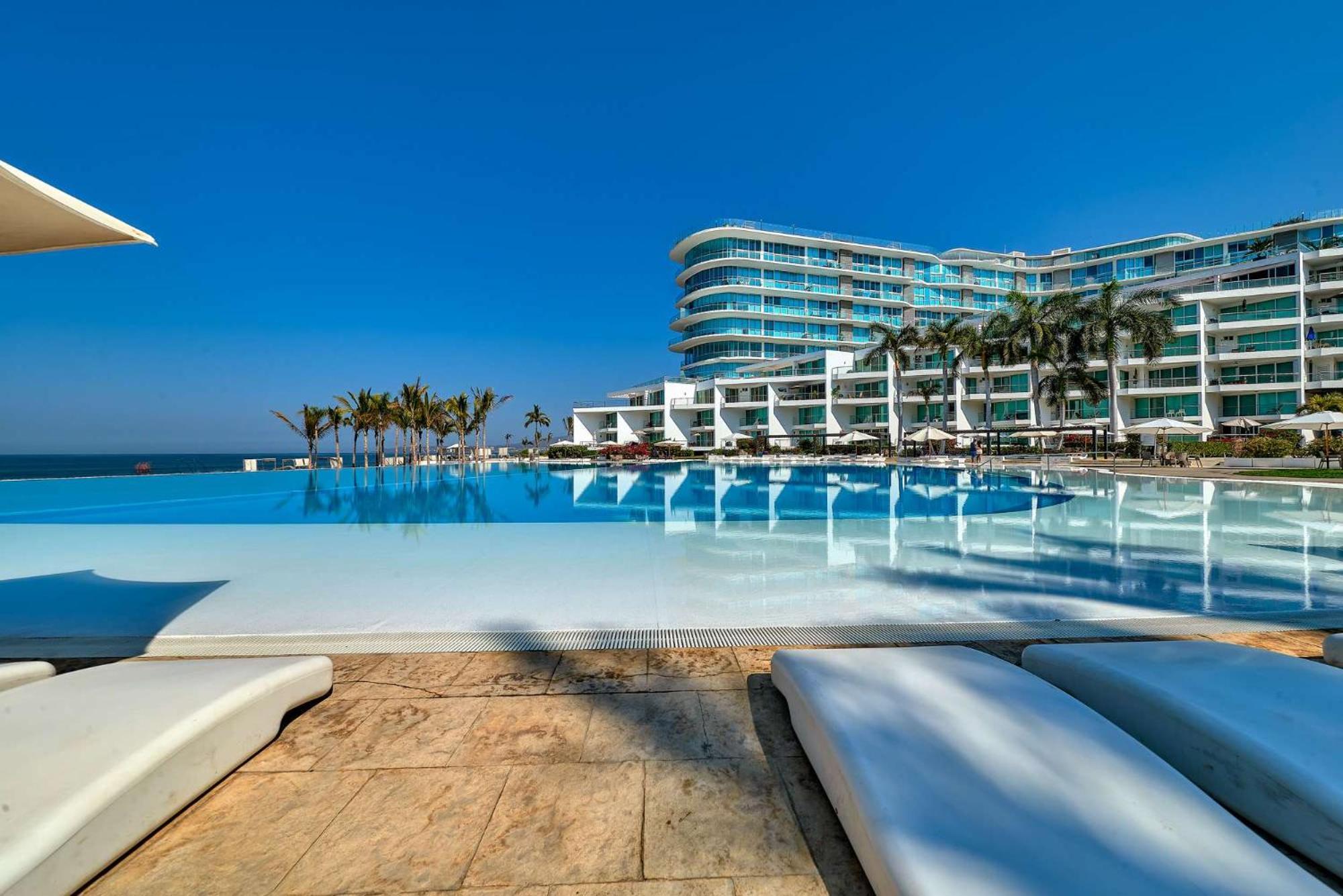 Beachfront Duplex With Multiple Pools - Beachclub