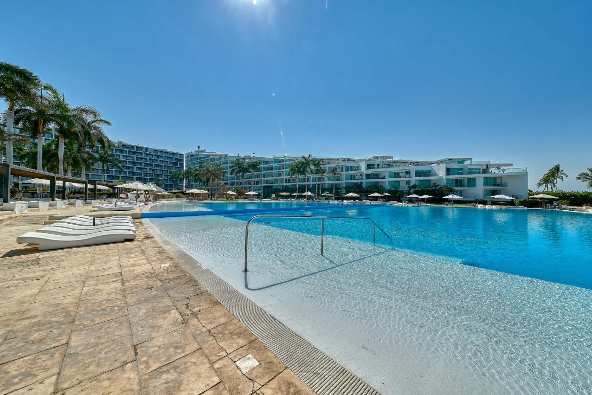 Beachfront Duplex With Multiple Pools - Beachclub Apartamento *