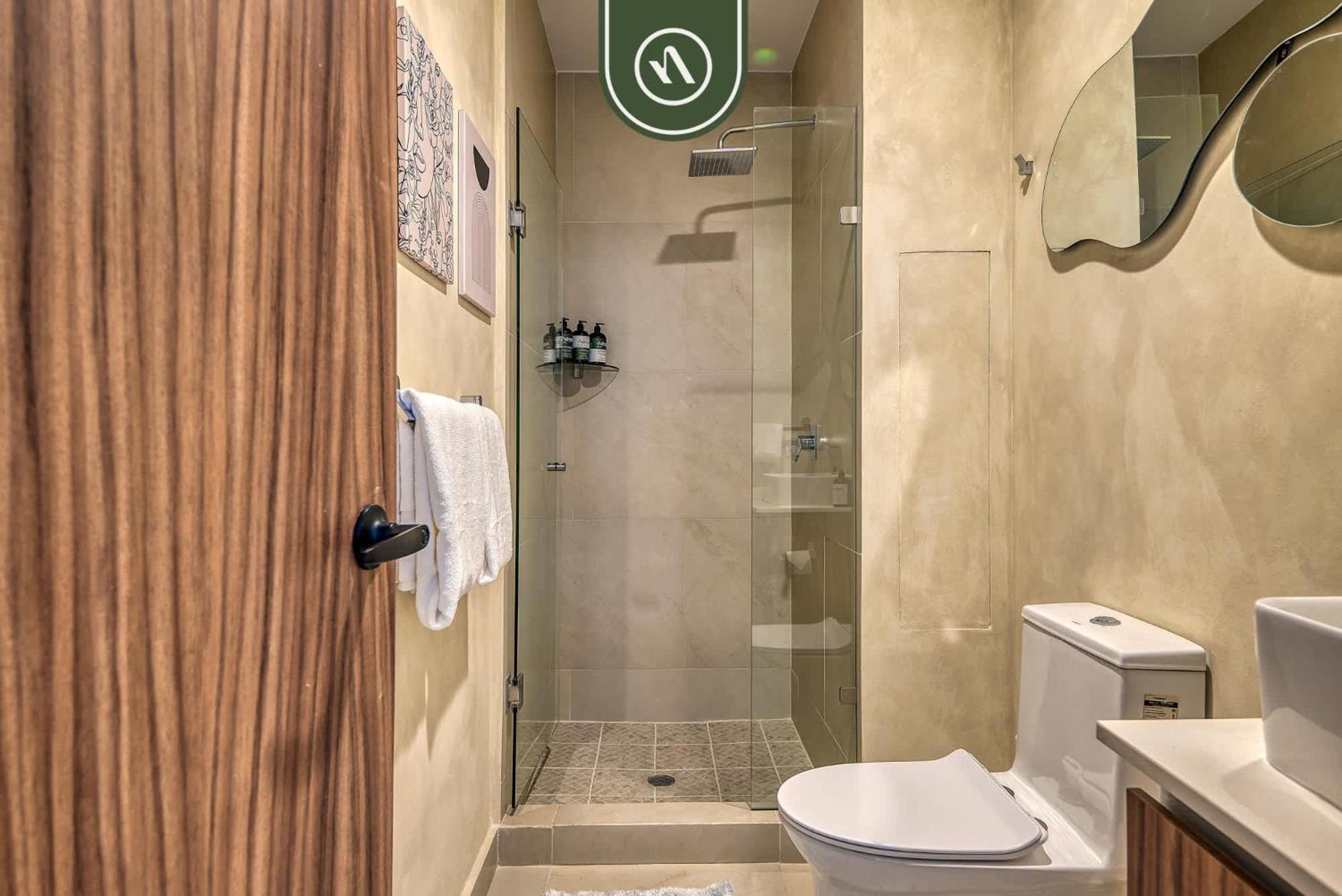 Luxury 2 Bedroom Near Beaches - Pools - Gym *