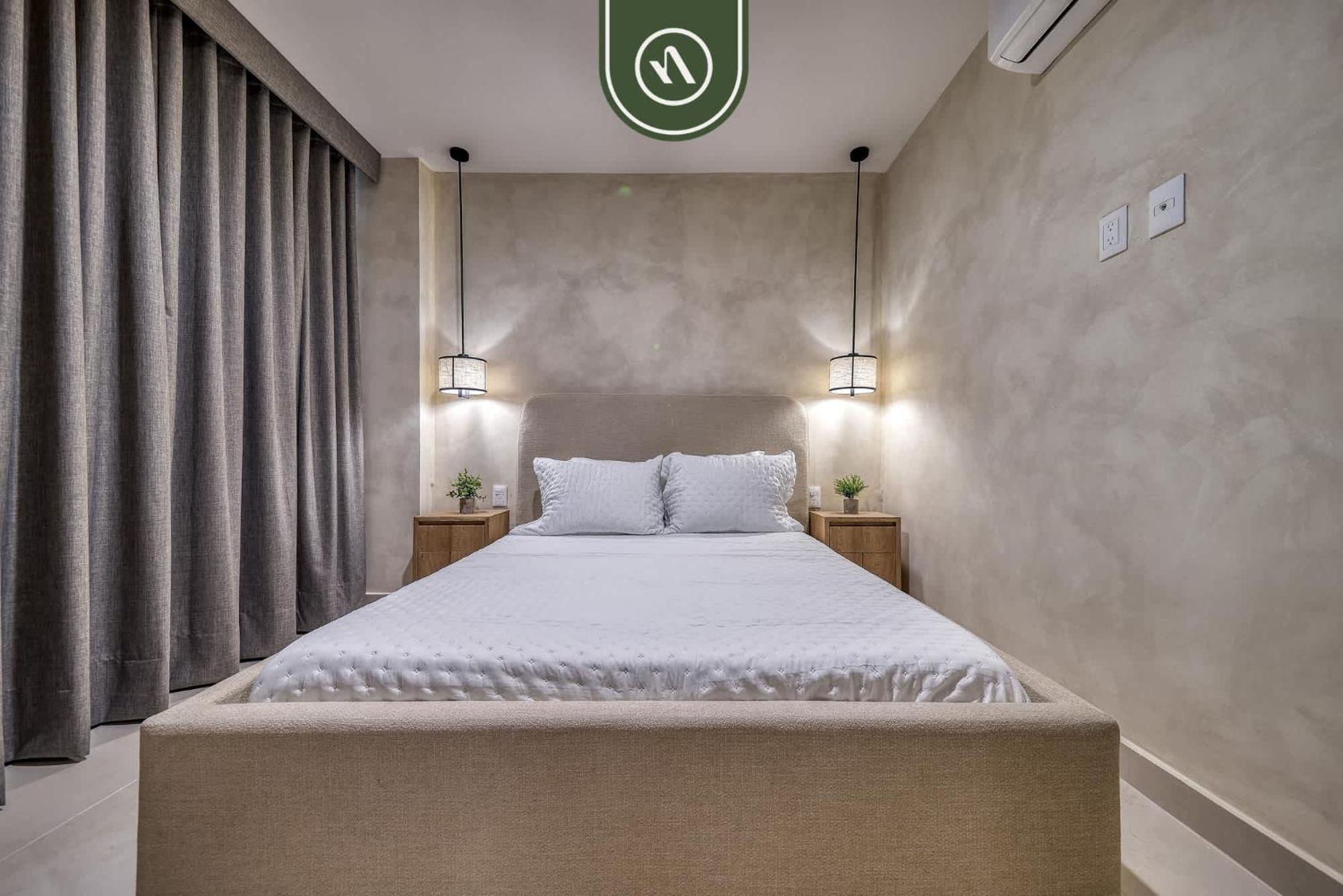 Luxury 2 Bedroom Near Beaches - Pools - Gym *