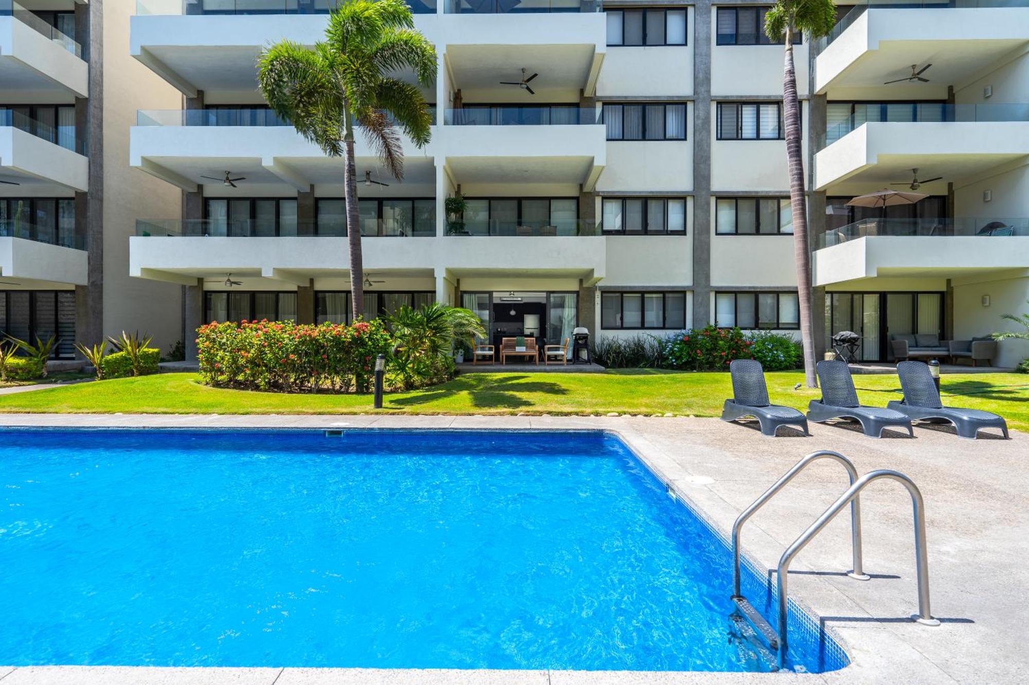Lovely 2 Bedroom Pool Front Apartamento