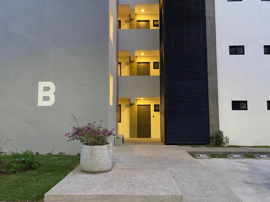 Apartamento Lovely 2 Bedroom Pool Front