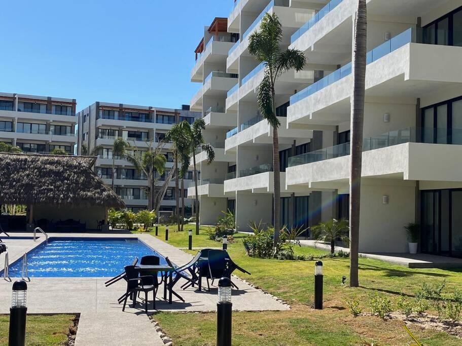 Apartamento Lovely 2 Bedroom Pool Front